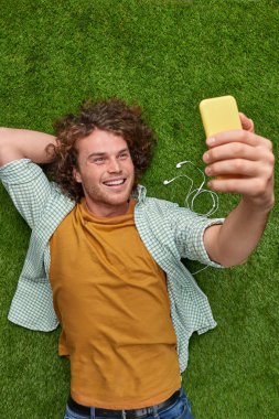 Erkek çim üzerinde selfie alıyor