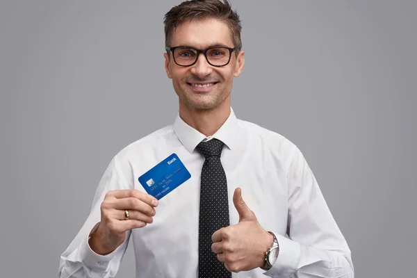 Επιχειρηματίας με πλαστική κάρτα που κάνει τη χειρονομία — Φωτογραφία Αρχείου