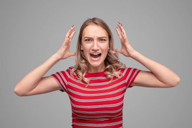 Kızgın genç kadın kameraya bağırıyor