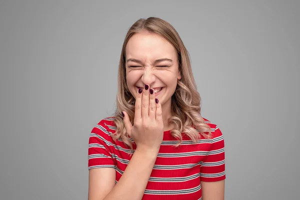 Cute young woman giggling with closed eyes — Stock Photo, Image