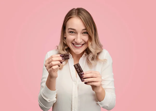 Usměvavá žena dělící čokoládu — Stock fotografie
