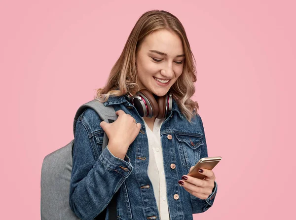 Estudante bonito usando smartphone — Fotografia de Stock