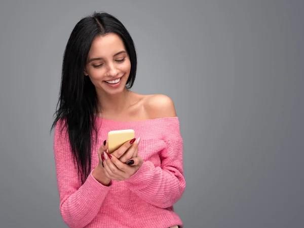 Mulher sorridente usando smartphone — Fotografia de Stock