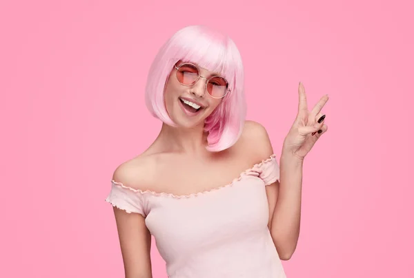 Mujer con pelo rosa mostrando signo V — Foto de Stock