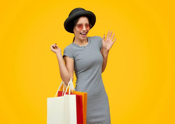 Mujer emocionada con bolsas de papel — Foto de Stock