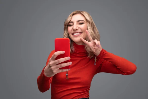Femeia vesela pozand pentru selfie — Fotografie, imagine de stoc