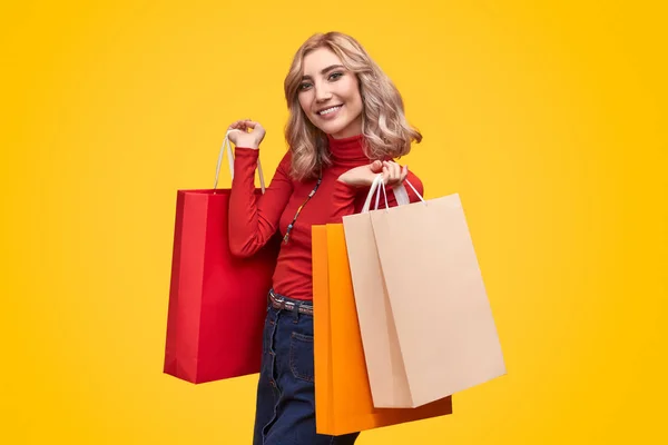 Señora sonriente con bolsas de compras —  Fotos de Stock