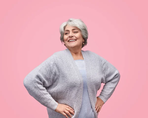 Mujer anciana positiva mirando hacia otro lado — Foto de Stock