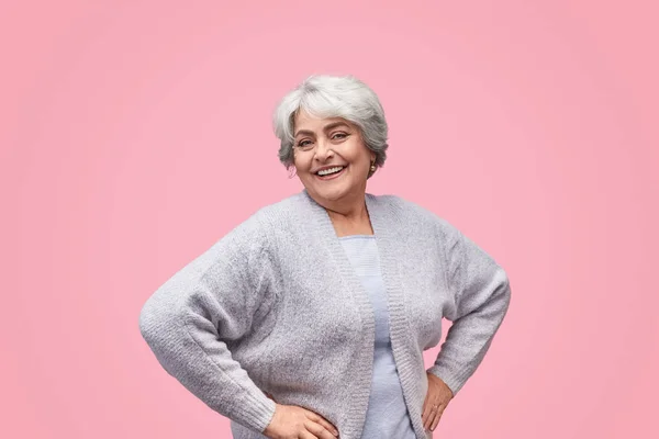 Alegre mujer mayor mirando a la cámara — Foto de Stock