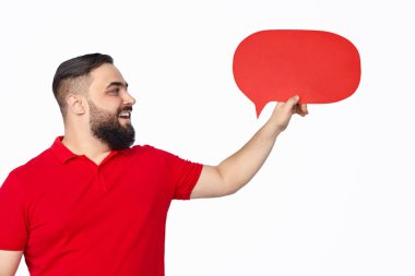 Konuşma balonu tutan neşeli adam