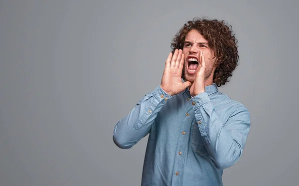 Man schreeuwen op afstand — Stockfoto