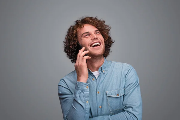 Hombre sorprendido hablando en el teléfono inteligente — Foto de Stock