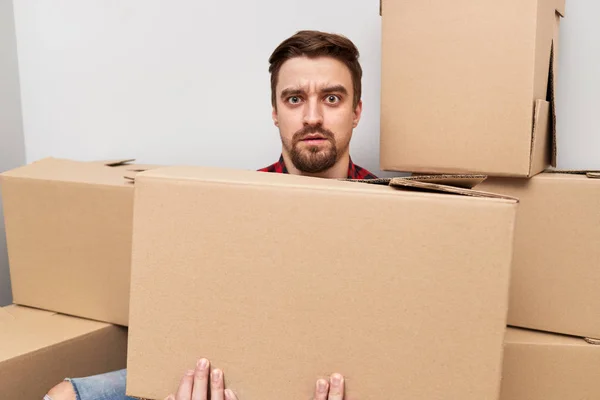 Hombre desconcertado con caja de cartón — Foto de Stock