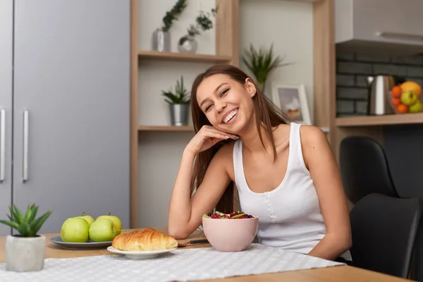 Joven alegre desayunando sano — Foto de Stock