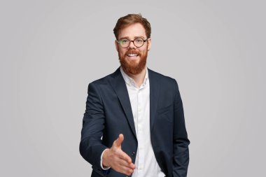 Neşeli işadamı el sıkışma için el ele