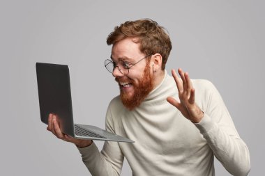 Neşeli adam ödül ile dizüstü bakıyor