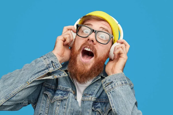 Skäggiga hipster lyssnar på hög musik — Stockfoto