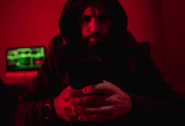 Бородатий чоловік використовує смартфон для зламу — стокове фото