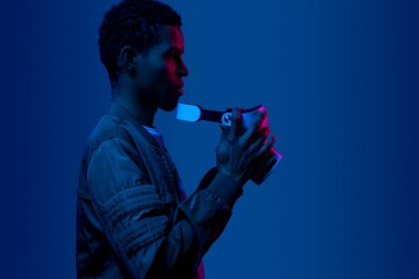 Yakışıklı genç Afrikalı adam Vr kulaklık koyarak