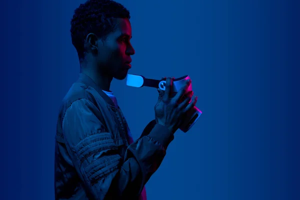 英俊的年轻非洲男子穿上Vr耳机 — 图库照片
