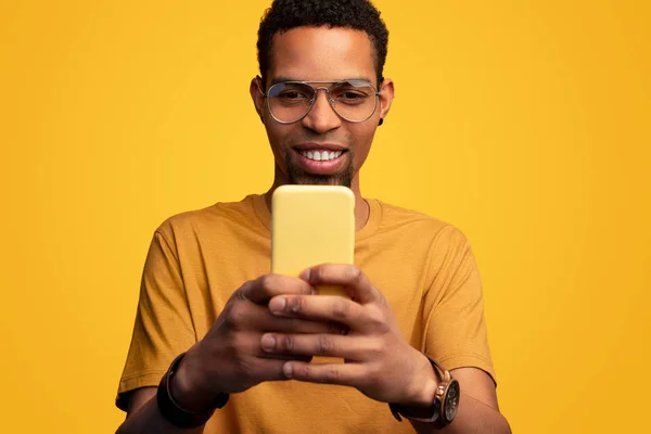 Black man making selfie — Stock Photo, Image