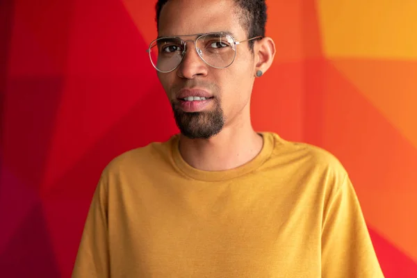 Renkli arka plan üzerinde siyah adam closeup portre — Stok fotoğraf