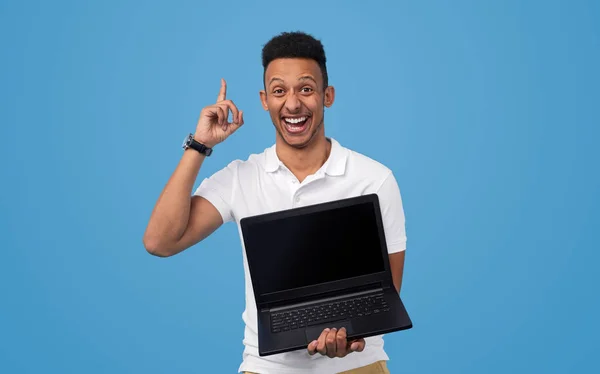 Emocionado homem negro apresentando bom negócio no laptop — Fotografia de Stock