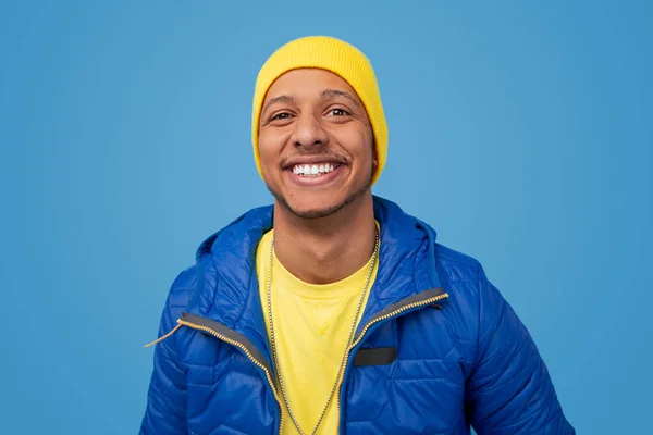 Amigável homem negro sorrindo para a câmera — Fotografia de Stock