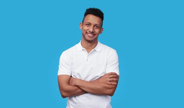 Hombre étnico confiado sonriendo para la cámara —  Fotos de Stock