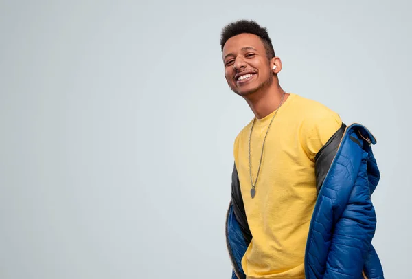 Relajado hombre negro escuchando música — Foto de Stock