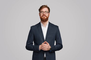 Kameraya bakan trendy takım elbiseli yönetici adam