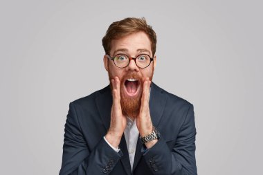 Heyecanlı zencefil işadamı duyuru yapıyor