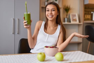 Smoothie tarifi sunan neşeli bayan