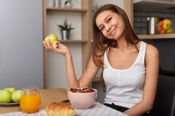 Mujer alegre desayunando sano — Foto de Stock