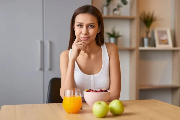 Nutricionista confiante tomando café da manhã saudável — Fotografia de Stock