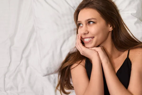 Lachende vrouw op comfortabele kussen — Stockfoto