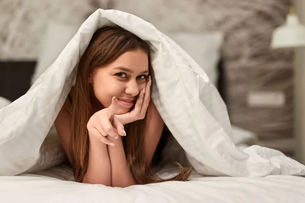 Verleidelijke vrouw die uitnodigt tot bed — Stockfoto