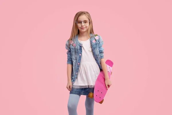 Menina na moda com skate — Fotografia de Stock