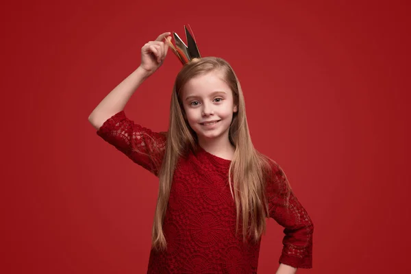 Pequena princesa tocando coroa — Fotografia de Stock