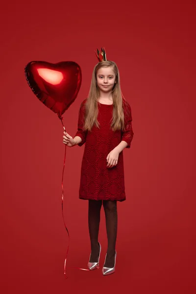 Pequena princesa com balão de coração — Fotografia de Stock