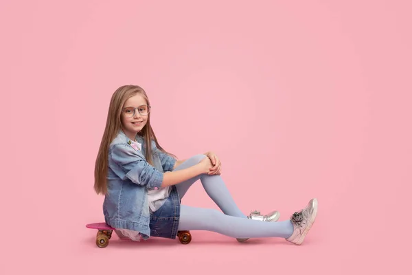 Menina na moda sentado no longboard — Fotografia de Stock