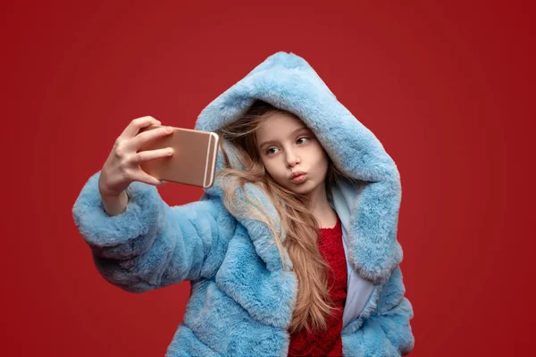 Elegante chica haciendo pucheros labios para selfie — Foto de Stock