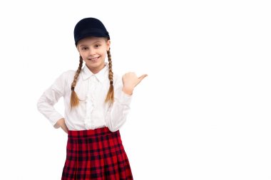 Boş alanı işaret eden gülümseyen kız öğrenci