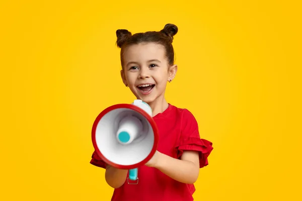 Chica alegre con altavoz — Foto de Stock