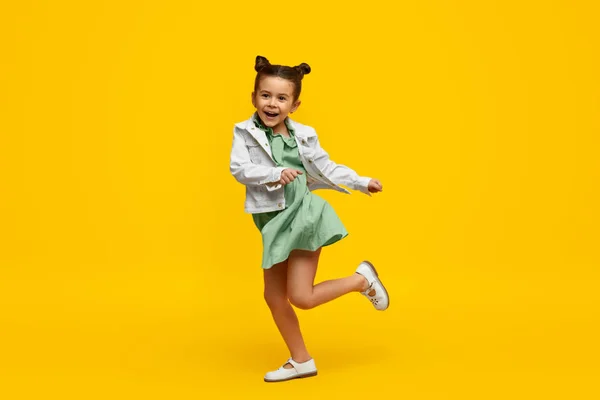 スタイリッシュな子供の笑顔とダンス — ストック写真