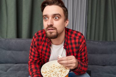 Patlamış mısır yiyen ve film izleyen şok adam