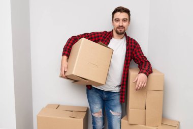 Kendine güvenen erkek yeni bir yere taşınıyor