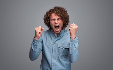 Zaferi kutlarken çığlık atan adam