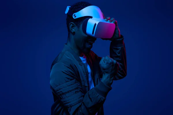 Black winner in VR helmet — Stock Photo, Image