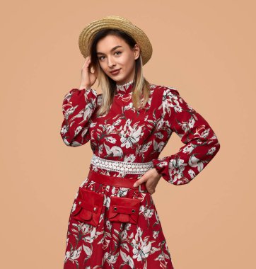 Şapka lı şık bayan kafa tırmaladı